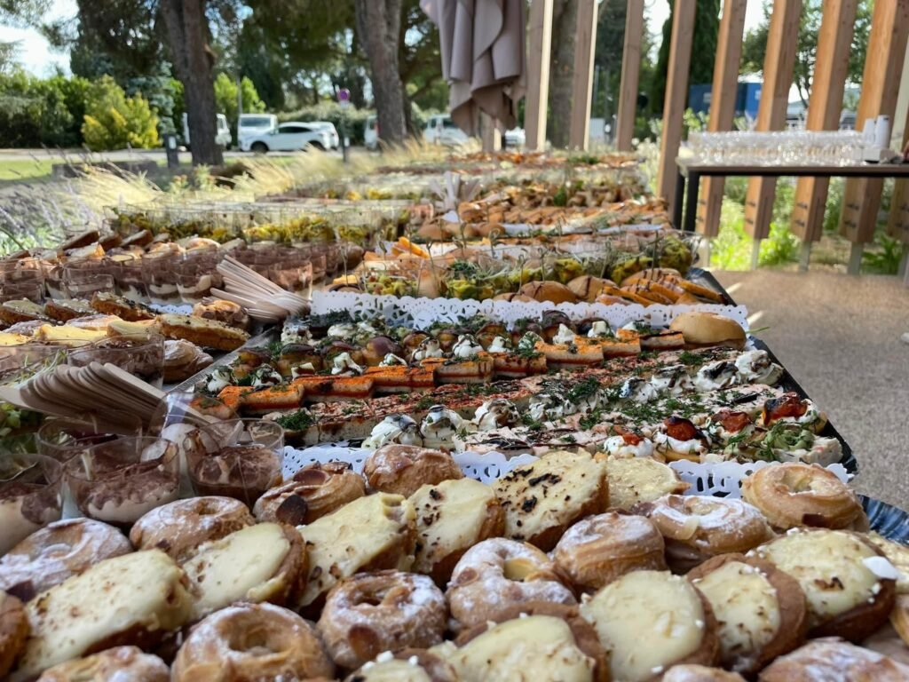 Buffet varié et copieux préparé par le restaurant Ôazar à Cavaillon pour un mariage.