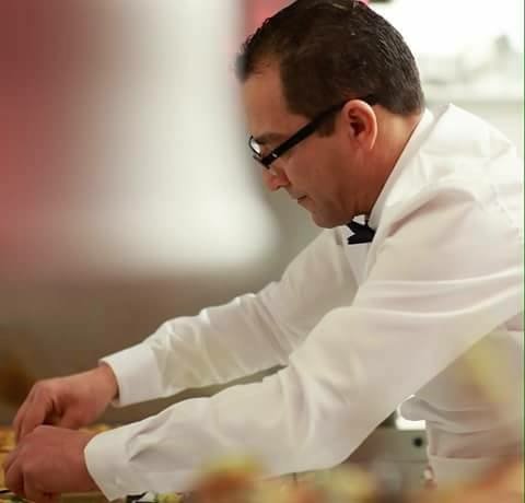 Chef en train de préparer des plats de couscous dans la cuisine restaurant Ôazar.