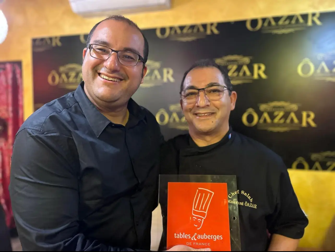 Chef Salah et son fils Samir du restaurant Ôazar à Cavaillon recevant la distinction "Tables & Auberges de France" pour la cuisine marocaine et méditerranéenne raffinée.